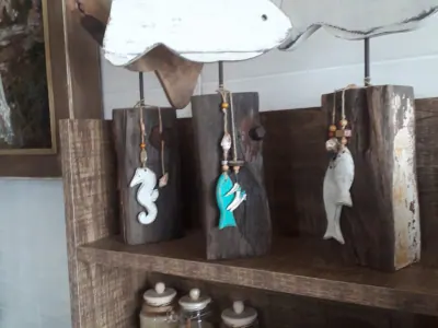 Artesanato de inspiração marinha feito com madeira, sementes e materiais reaproveitados.