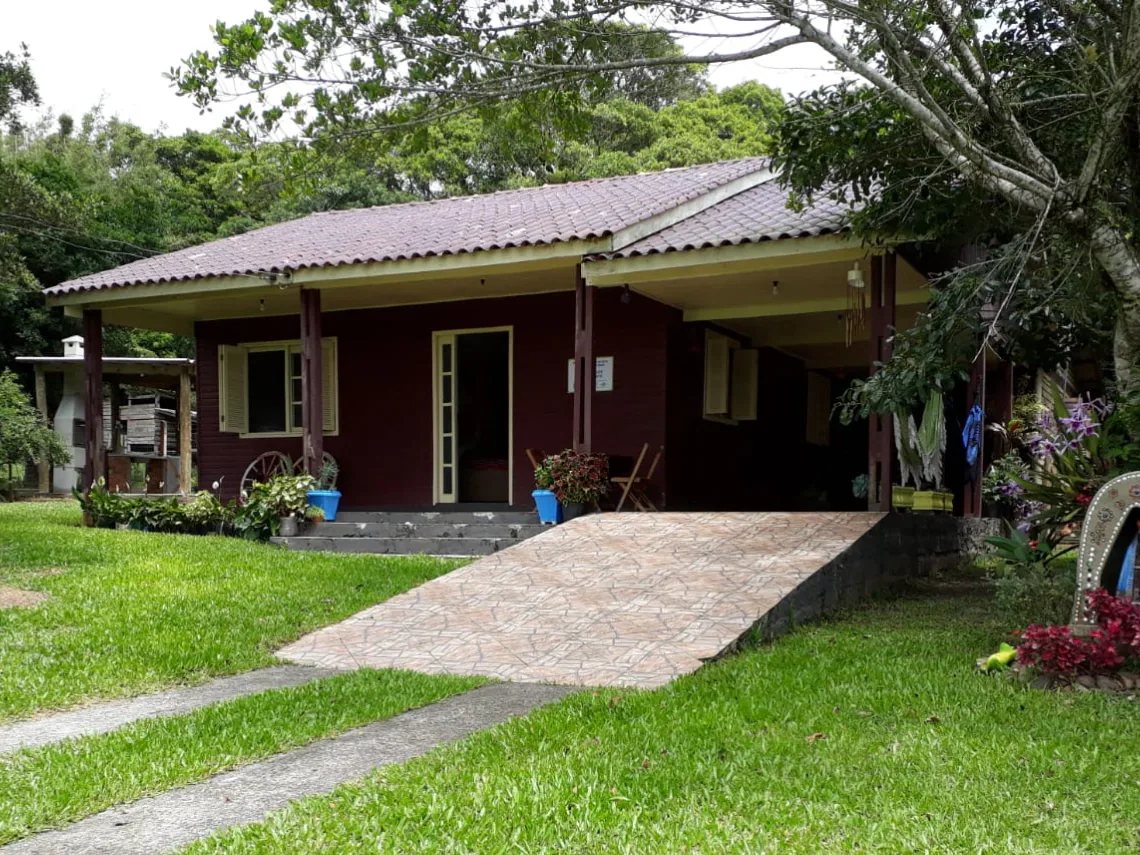 Casa de campo do Sítio Menezes, com varanda voltada para o jardim