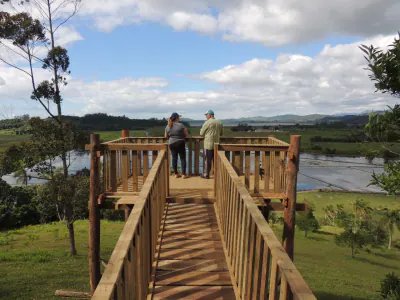 Trilha, mirante e casas de campo em uma propriedade que preserva a memória rural de Torres.