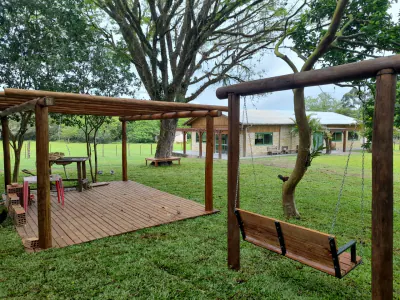Jardins, árvores e espaços de convivência para encontros e eventos no interior de Torres.