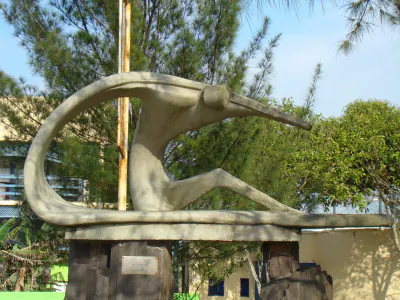 A escultura O Tubo homenageia o surfe em Torres, junto à SAPT e ao Chalé Memorial do Surf.