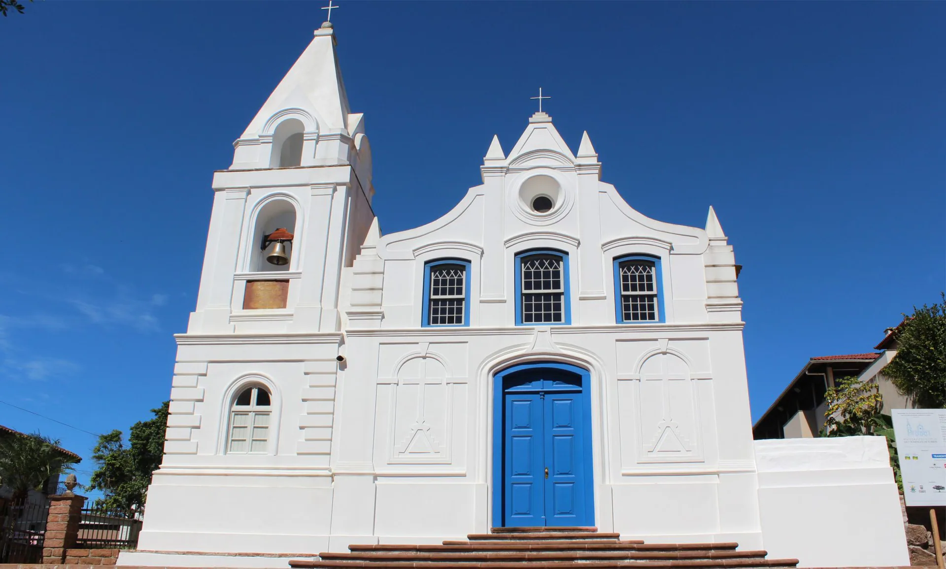 Marco histórico e religioso no centro de Torres, ligado à memória urbana e cultural da cidade.