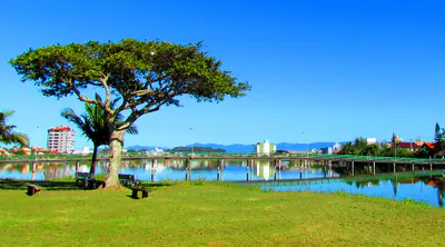 Lagoa urbana no coração de Torres, boa para caminhar, descansar e observar a paisagem cotidiana da cidade.