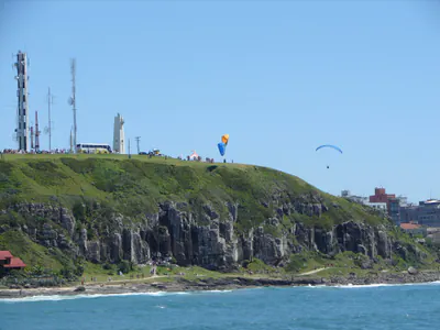 Mirante urbano sobre a Torre Norte, com vista para praias, cidade, falésias e Ilha dos Lobos.