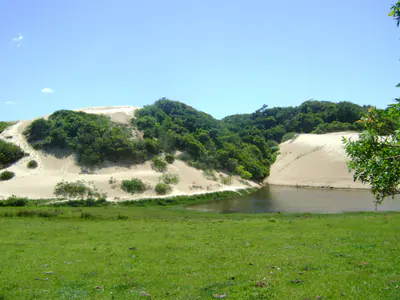 Unidade de conservação com dunas, restinga, campos úmidos e trilhas de educação ambiental no sul de Torres.