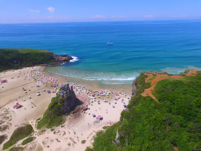 Praia entre torres basálticas dentro do Parque da Guarita, com alto valor paisagístico e ambiental.