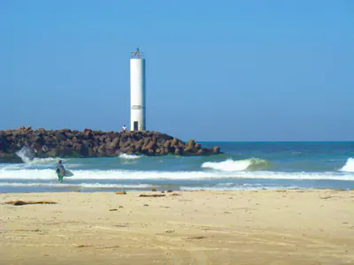 Praia junto ao Rio Mampituba e aos molhes, conhecida pelo encontro da água doce com o Atlântico.