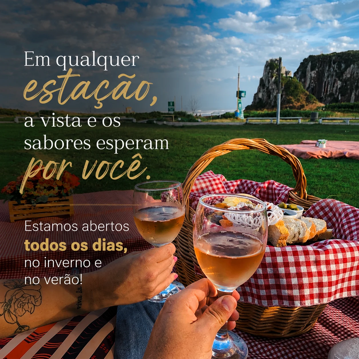 Cesta de piquenique e taças diante dos morros da Guarita