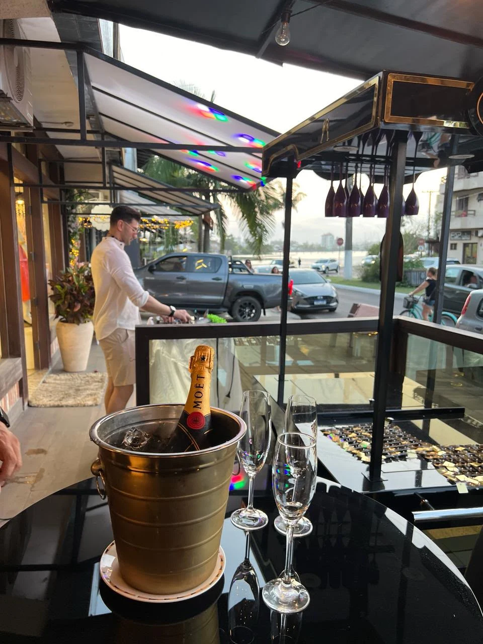 Vinho e taças no deck com vista para a Lagoa do Violão