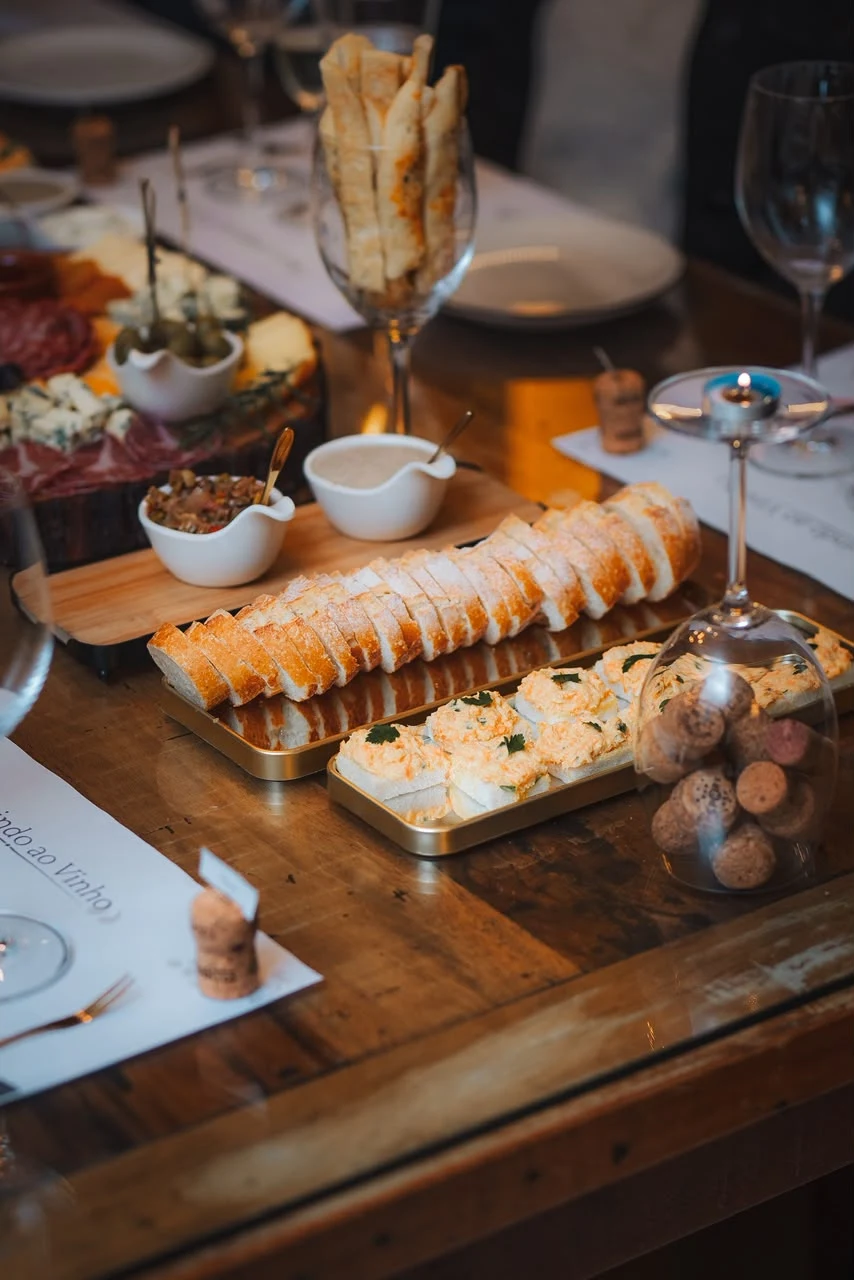 Mesa com pães, frios e acompanhamentos na Marcas do Tempo
