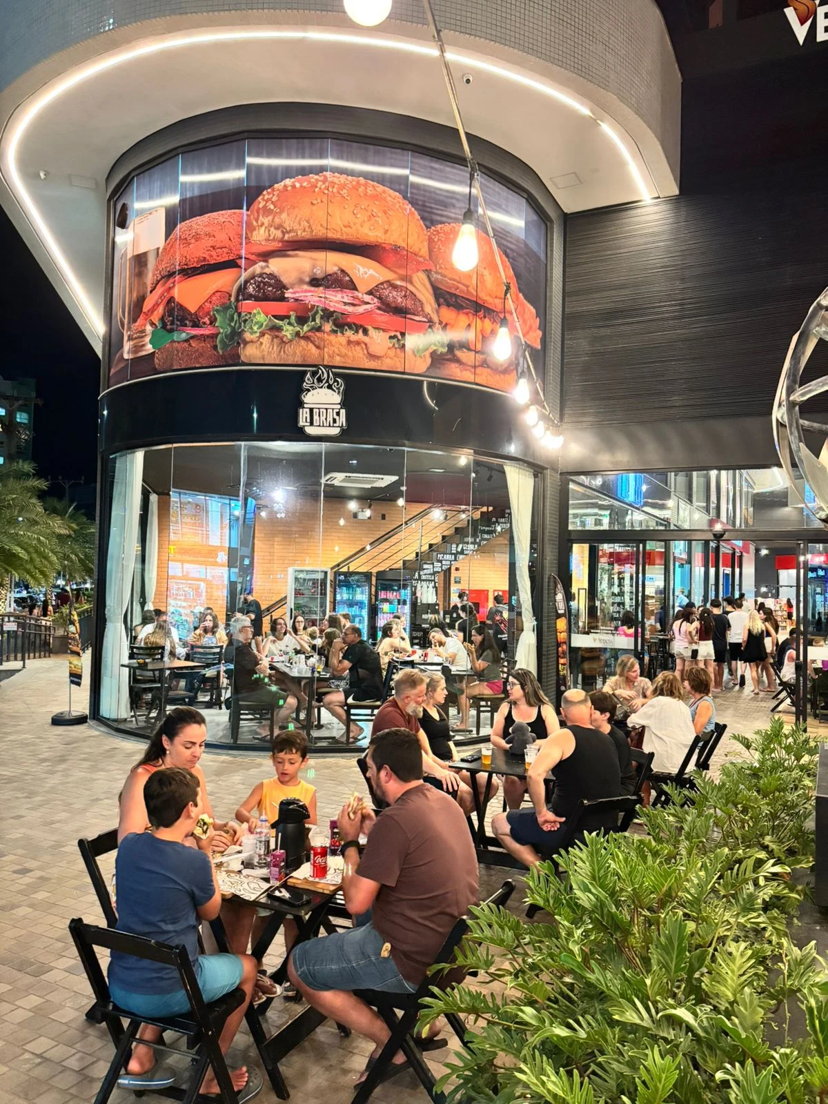 La Brasa Burger no Vesta Shopping, com mesas ocupadas na área comum