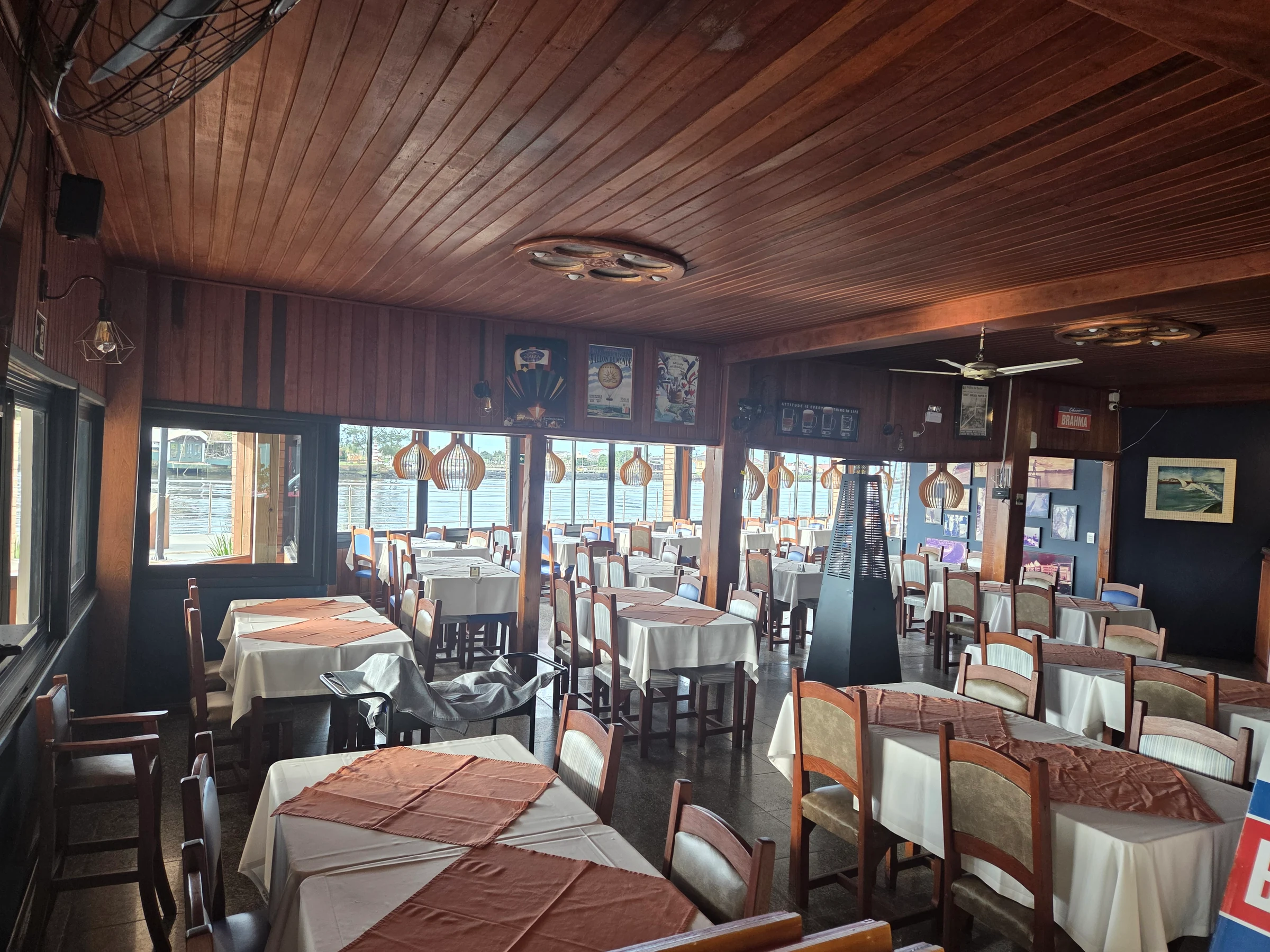 Salão do Restaurante Souza com vista para o Rio Mampituba
