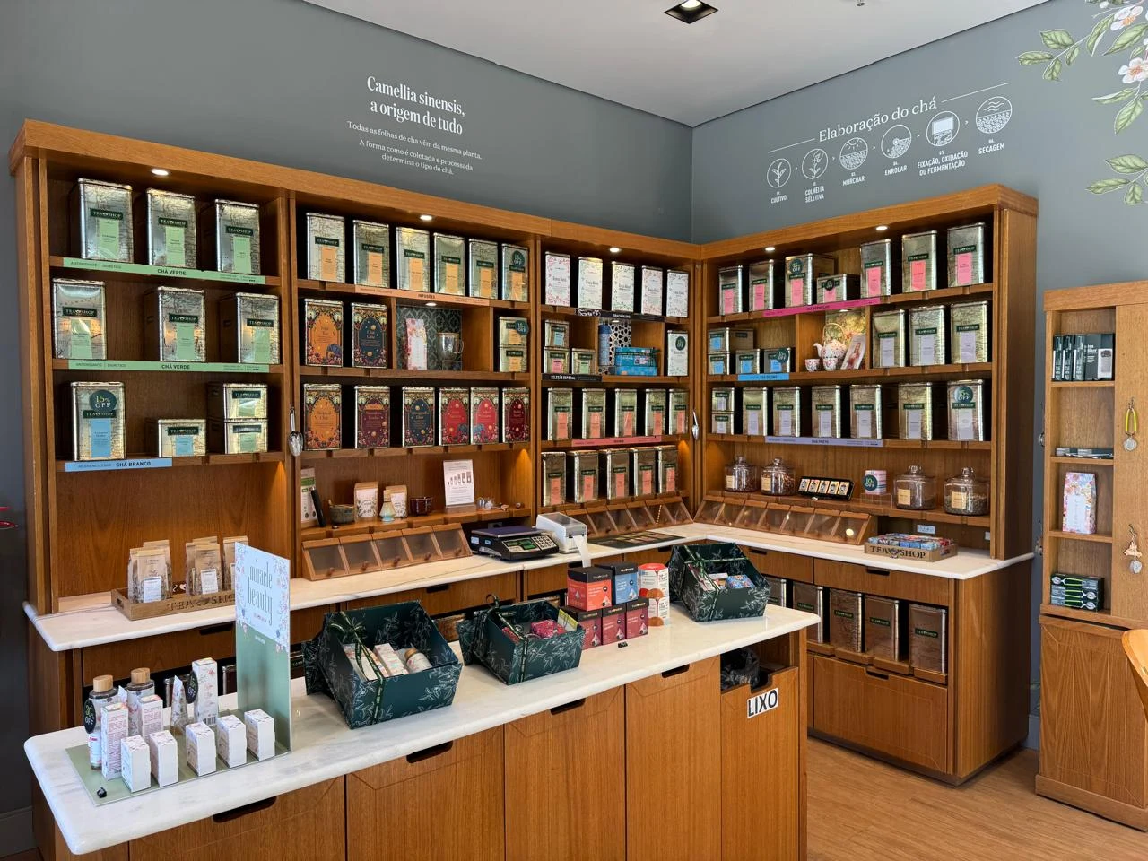 Prateleiras de chás e balcões da Tea Shop Torres