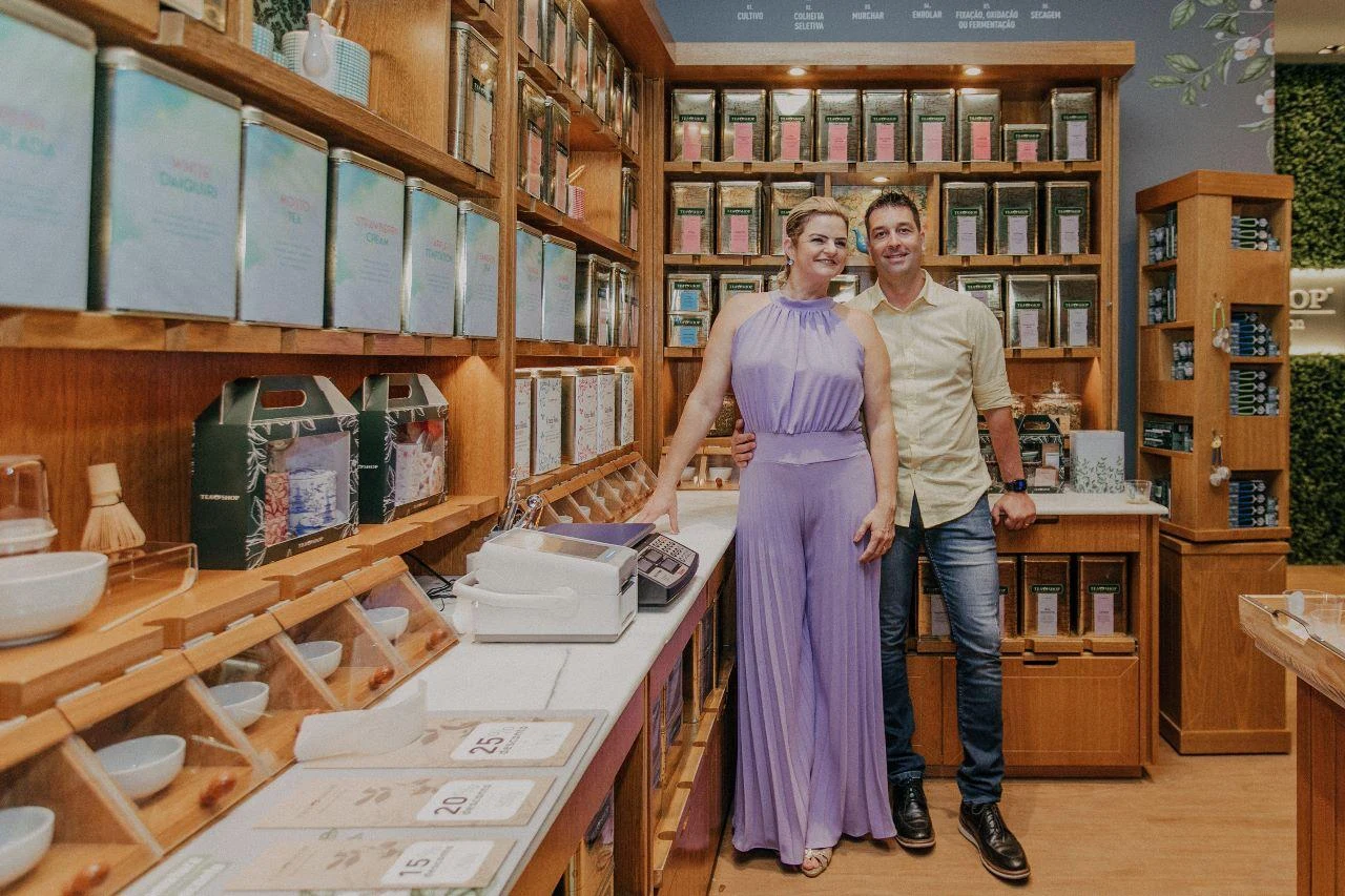 Duas pessoas no interior da Tea Shop Torres