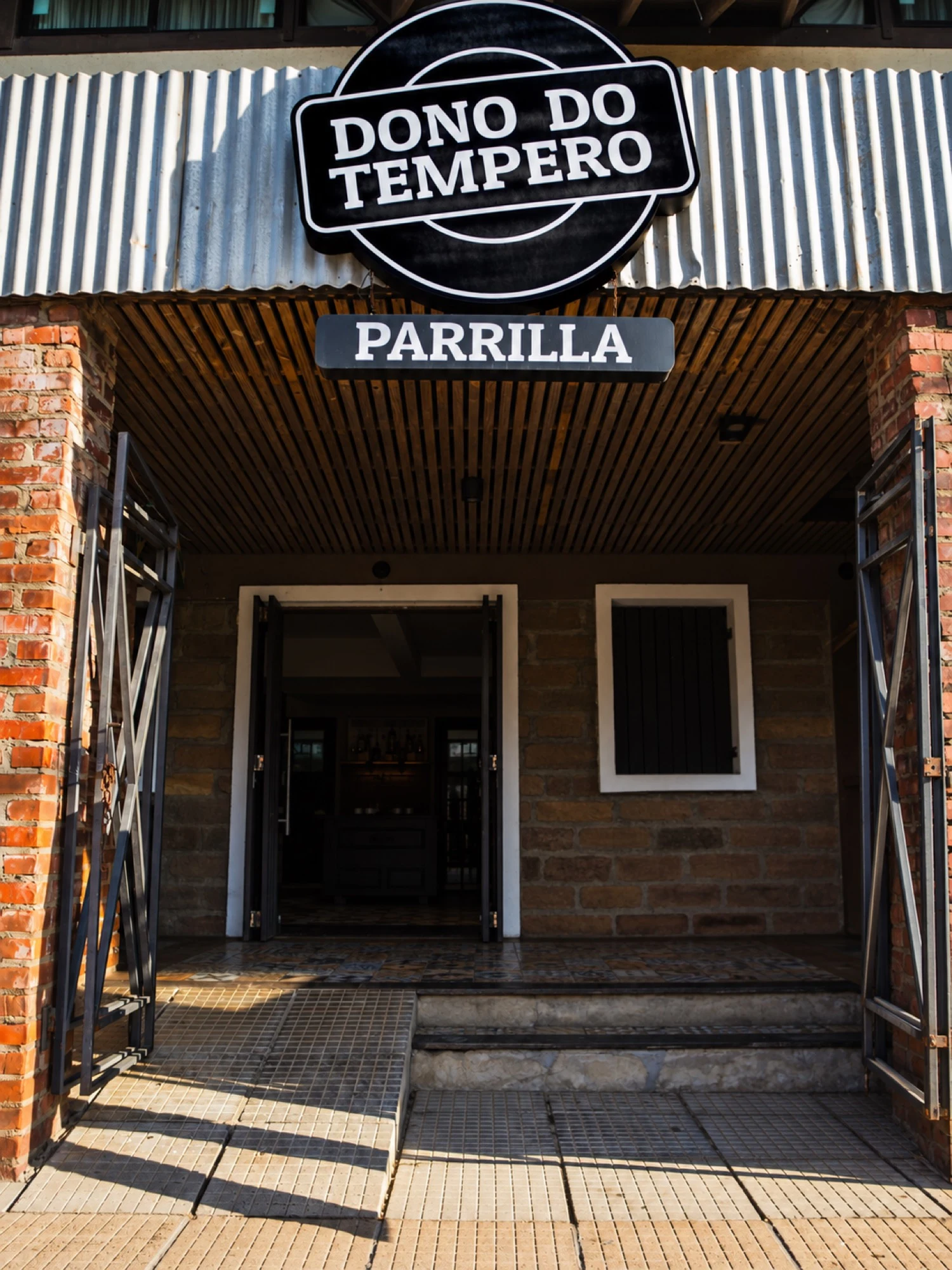 Fachada e entrada do Dono do Tempero
